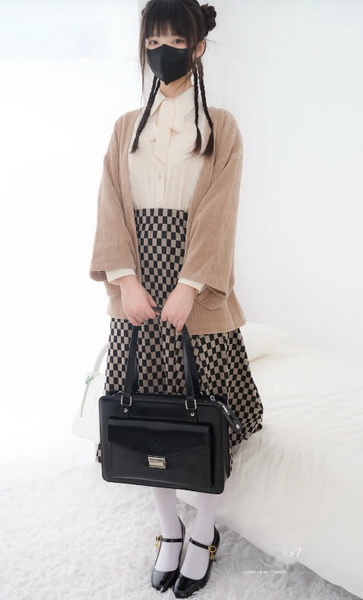 ��ϣw���ڰ׻����ϵġ�С��ħ����ѧ