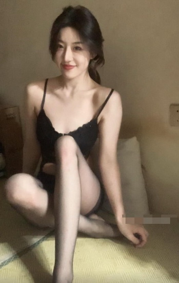 ��������С����������Ƶ����װȹ�£�����������ɫ�ķ�â